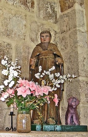 Saint-Antoine et son cochon, église de Braize (Allier), sculpture en bois due à un artisan local