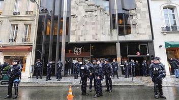 Les policiers devant le 22 avenue Matignon