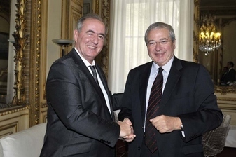 J. P. Huchon (à droite) vient de signer contre son camp. J. P. Huchon (à droite) vient de signer contre son camp.