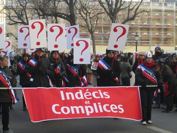 Manifestation anti corrida : Plus de 4 000 personnes bravent le froid devant l’Assemblée Nationale.