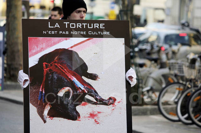 Manifestation anti corrida : Plus de 4 000 personnes bravent le froid devant l’Assemblée Nationale. Manifestation anti corrida : Plus de 4 000 personnes bravent le froid devant l’Assemblée Nationale.