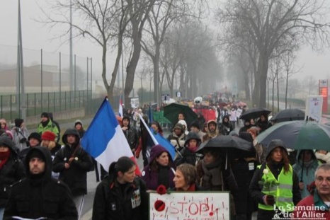 1500 manifestants contre la vivisection devant les grilles de l’établissement Harlan à Gannat