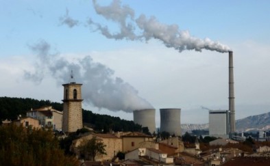 Cheminée de la centrale bois E.on (297m) à Gardanne devant les tours de refroidissement de la centrale nucléaire