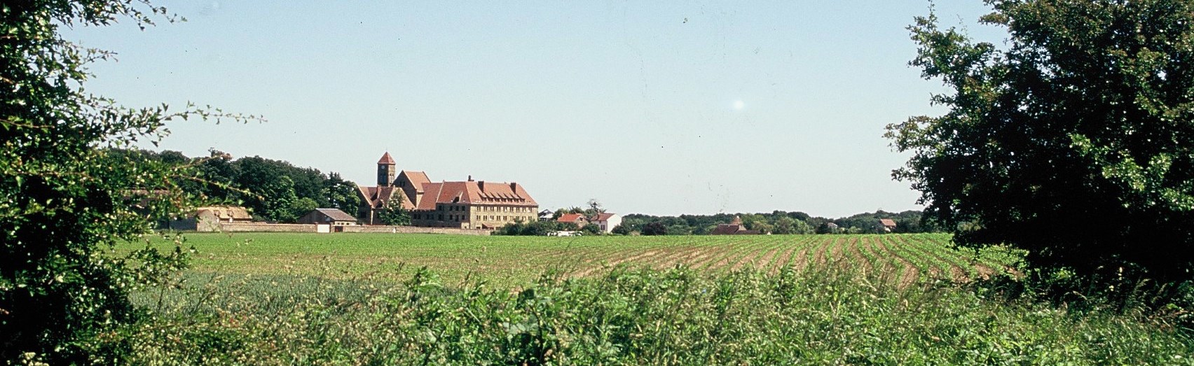 Sur le Plateau : l'abbaye de Limon